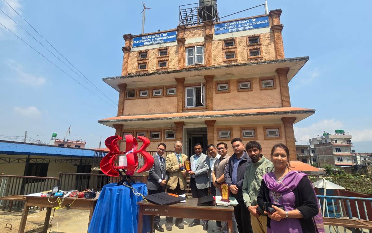 इन्जिनियरिङ कलेजमा प्रोटोटाइप सौर्य-वायु हाइब्रिड ऊर्जा टर्बाइन स्थापना