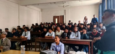 नेपाल इन्जिनियरिङ कलेजका विद्यार्थीहरू वर्षासम्बन्धी तथ्याङ्क संकलनमा 