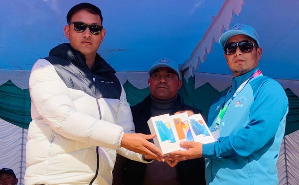 खेलाडीहरुलाई उपहारस्वरुप १३ वटा अनर मोबाइल प्रदान