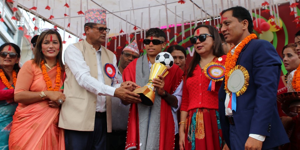 फुटबल टोलीका कप्तान सावित्रा भण्डारी तनहुँमा सम्मानित