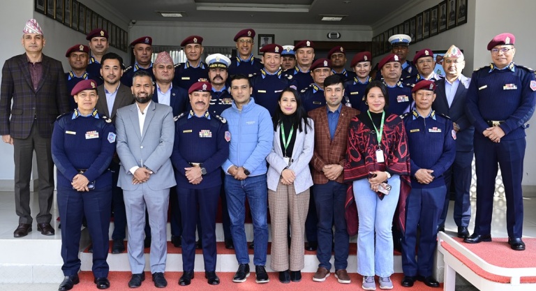 डिजिटल सवारी चालक अनुमतिपत्र नियमनको लागि ट्राफिक प्रहरीलाई मोबाइल फोन